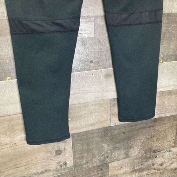 Fabletics Zoey Black Mesh Panel Compression Capri - Picture 5 of 11